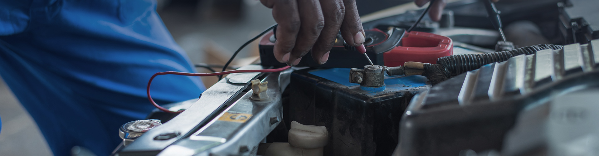 Quality control expert testing JUJIANG POWER battery performance